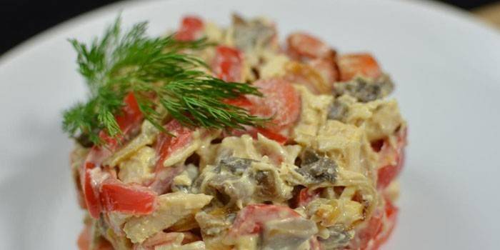 Salada de frango com tomates frescos e cogumelos em conserva