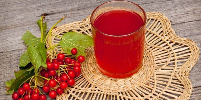 Viburnum jugo en un vaso