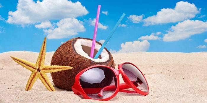 Coco e copos na areia