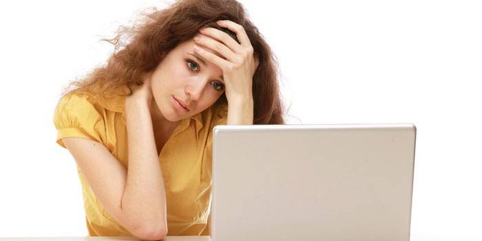 Menina no laptop