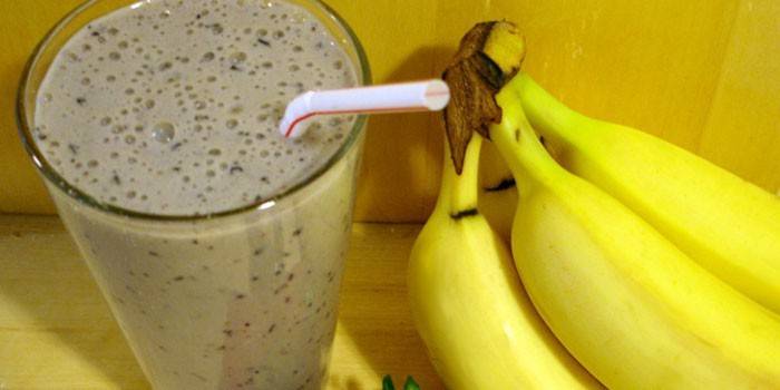 Rozwiedziony gainer w szklance i bananach