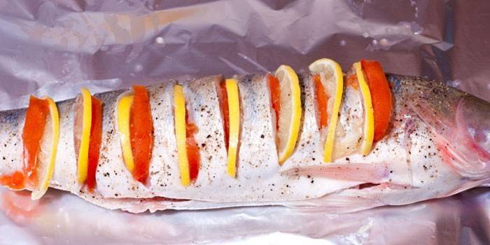 Perca assado com tomate e limão