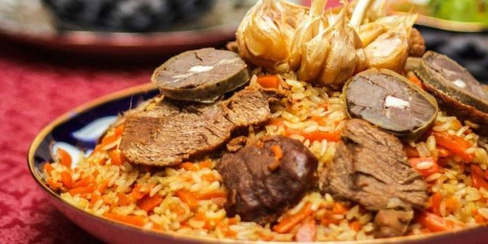 Pripravený pilaf v Uzbeku