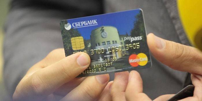 Tarjeta Sberbank en manos de un hombre.