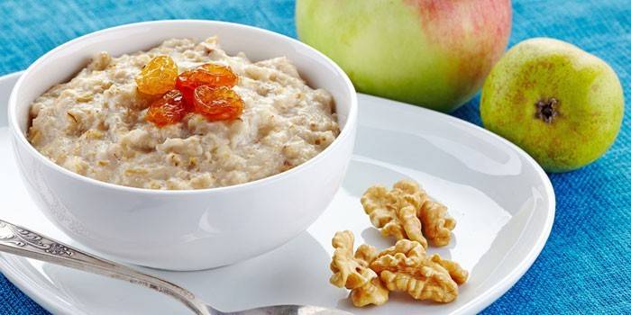 Gachas de avena con pasas en un plato
