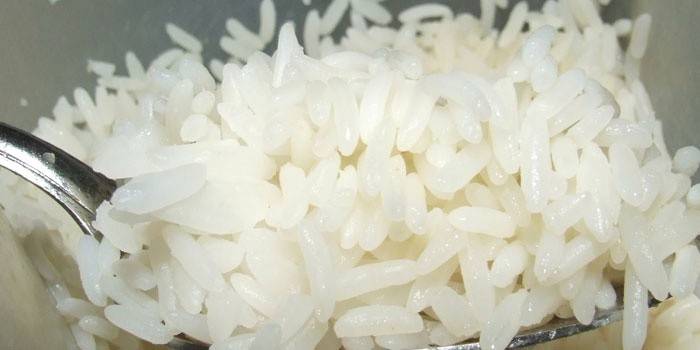 Cuchara de arroz hervido.