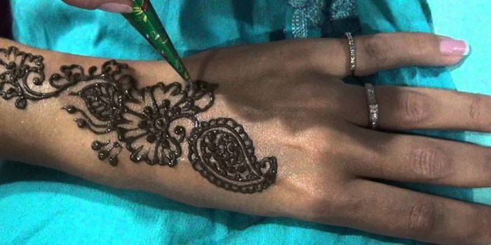 Rysowanie mehendi na ramieniu