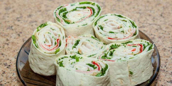 Roladki Pita nadziewane paluszkami krabowymi i zieleniną
