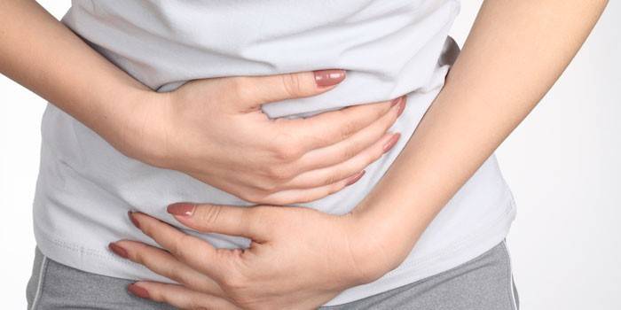 Niña lleva las manos a la parte inferior del abdomen