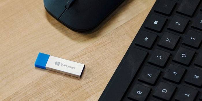 Pamięć flash USB, klawiatura i mysz