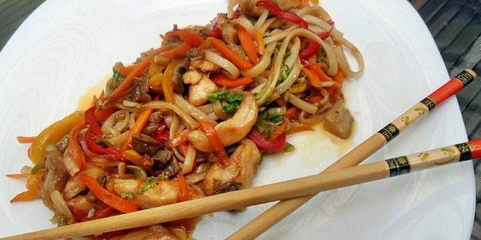 Macarrão Udon com legumes e frango