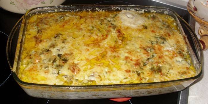 Zapiekanka z kurczaka i grzybów w naczyniu do pieczenia