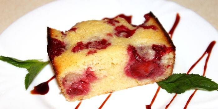 Una rebanada de pastel de requesón con ciruelas