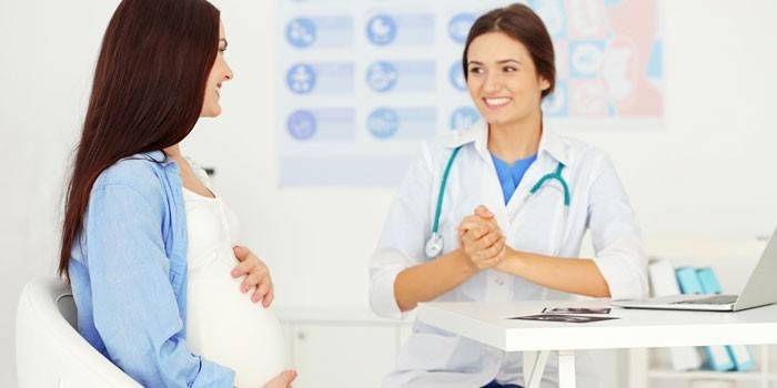 Menina grávida na consulta do médico