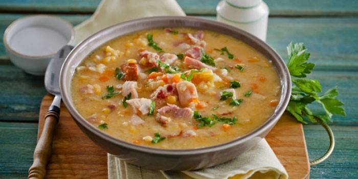 Sopa de guisantes con carne de pollo ahumado