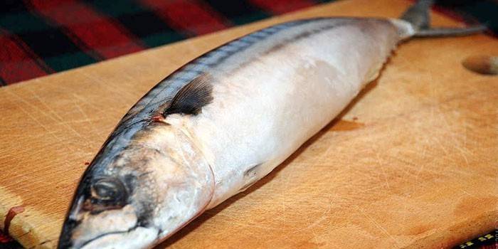 Pescado en una tabla de cortar