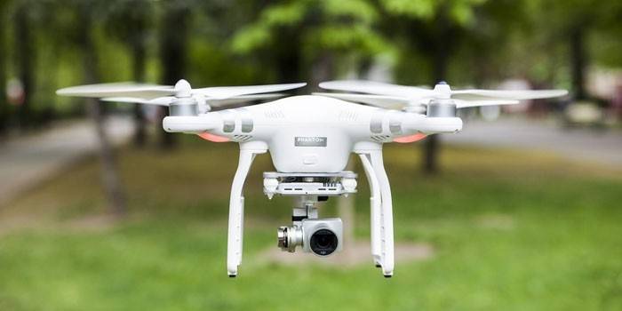Quadkopter w locie DJI Phantom 3 Advanced