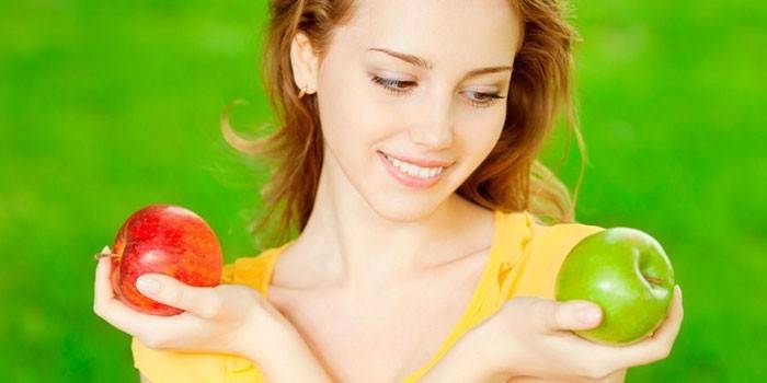 Chica con manzanas