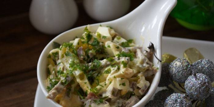 Ensalada de champiñones con lengua hervida