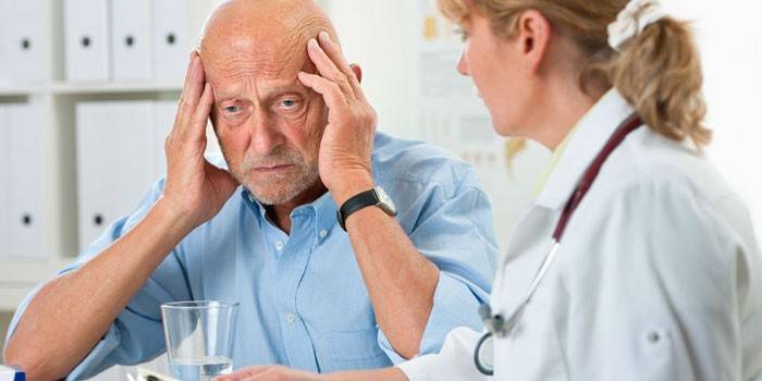 Um homem consulta com um médico