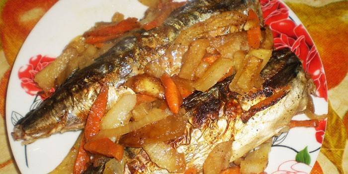 Caballa al horno con verduras