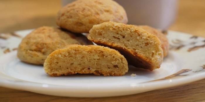 Ciasteczka miodowe na talerzu