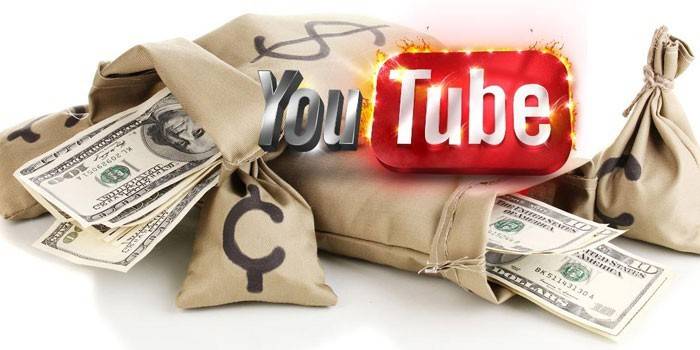Dinero en bolsas y logo de youtube