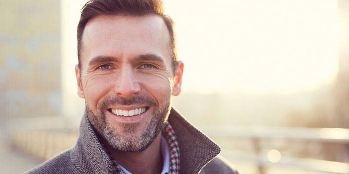 Hombre sonriendo