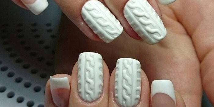 Dzianinowy manicure na paznokciach