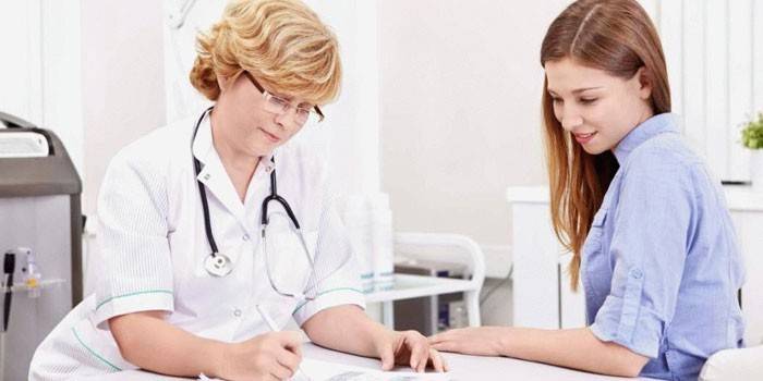 Chica en la cita del doctor