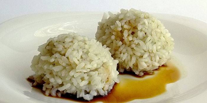 Ouriços de arroz picados ao vapor com molho de soja