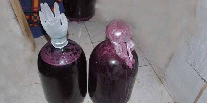 Luvas de borracha nas margens