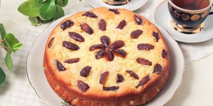 Tarta de cuajada con ciruelas y manzanas