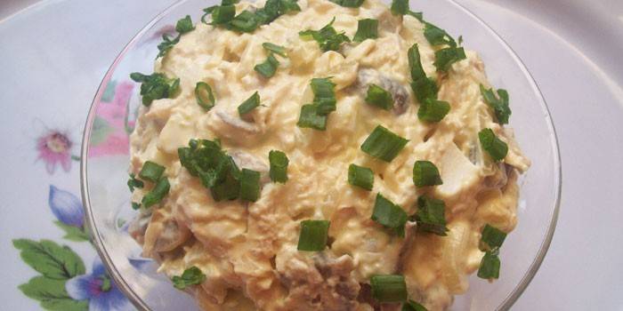 Salada de maionese em uma travessa