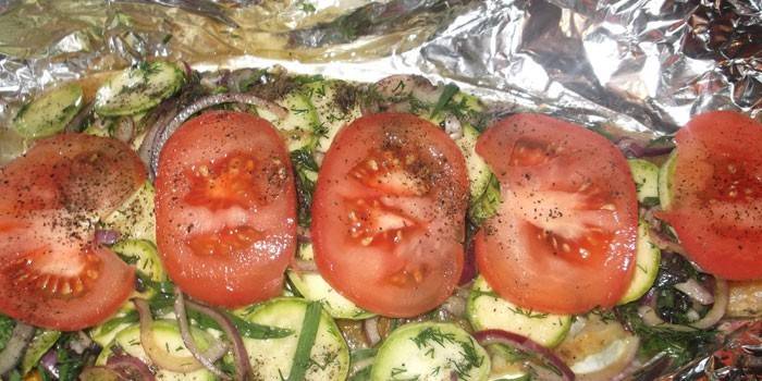 Pescado y verduras en el horno sobre la lámina