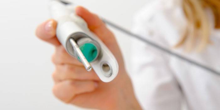 Medic drží v ruke laserové zariadenie