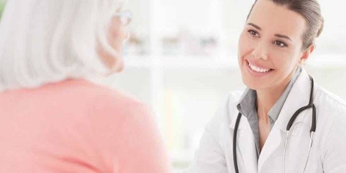 Mulher e médico