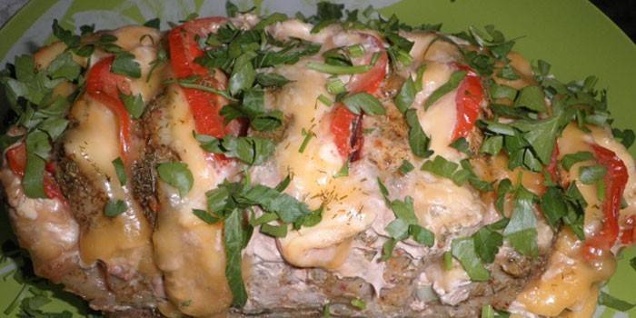 Cerdo al horno con queso y tomate