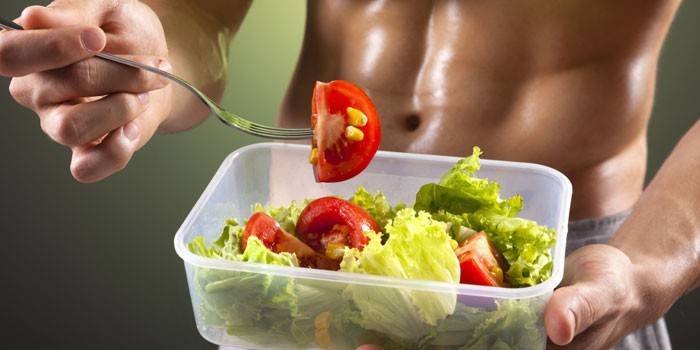 Homem, comer, salada vegetal, com, tomates