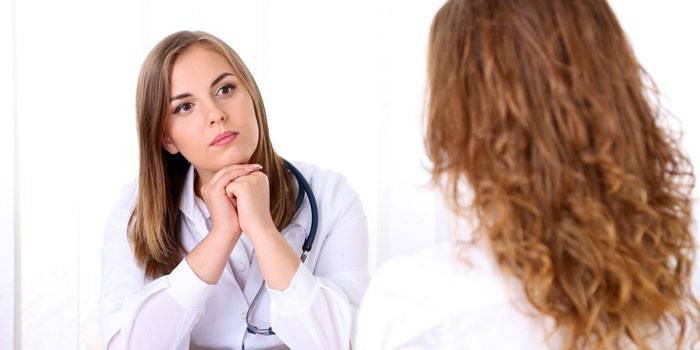 Mulher na consulta do médico