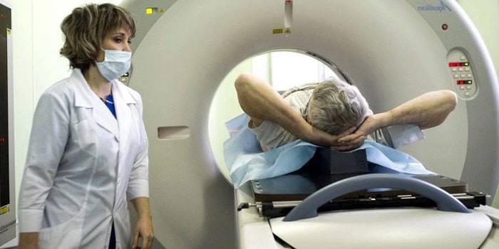 O médico realiza um exame de ressonância magnética