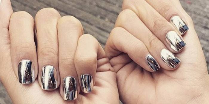 Espelho de manicure nas unhas