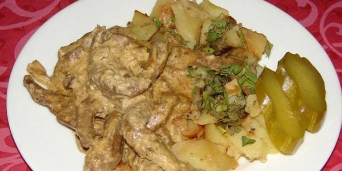 Hígado de res en crema agria con papas