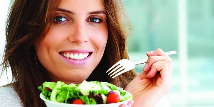 Menina, segura, um, prato, com, salada