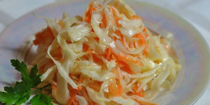 Kapusta po koreańsku w talerzu