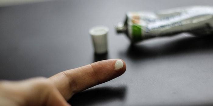 Ungüento de levomekol en un dedo
