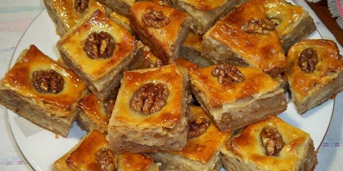 Fatias de baklava com nozes em um prato