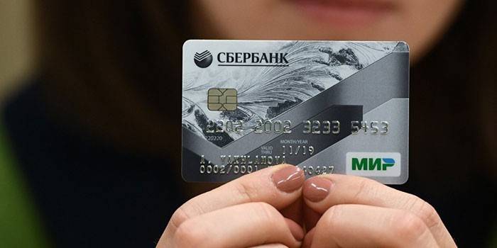 Karta Sberbank w rękach dziewczynki