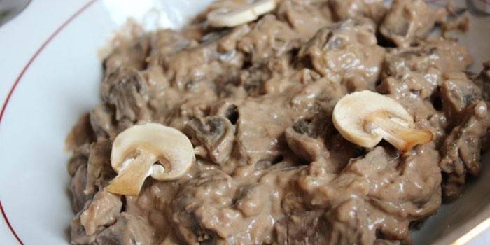 Fígado de Stroganov com cogumelos