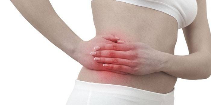 Dolor en el lado derecho de una mujer.
